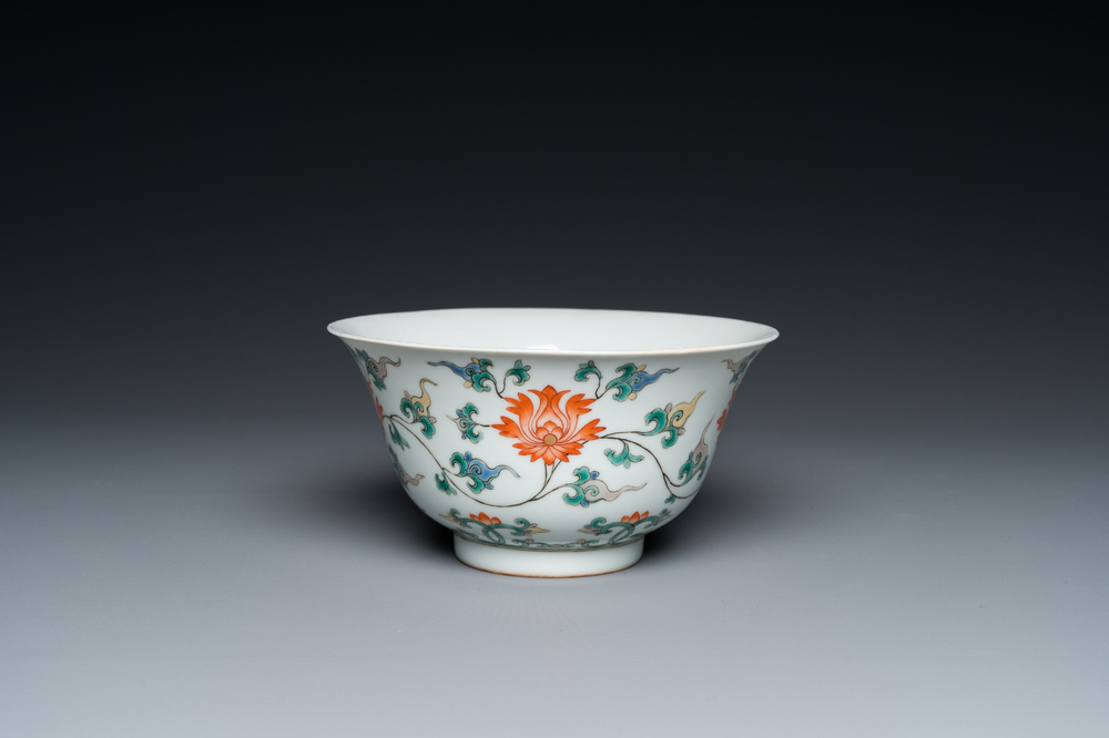 Bol en porcelaine de Chine famille verte &agrave; d&eacute;cor de lotus, Kangxi