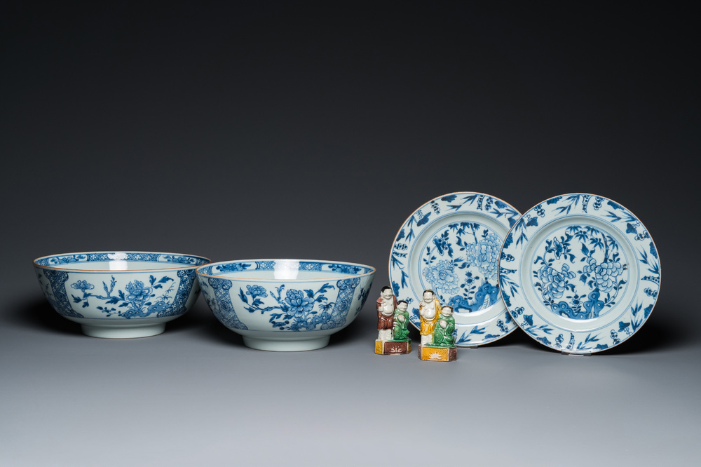 Une paire de bols et une paire d'assiettes en porcelaine de Chine en bleu et blanc et une paire de groupes en biscuit &eacute;maill&eacute; vert, Kangxi/Qianlong