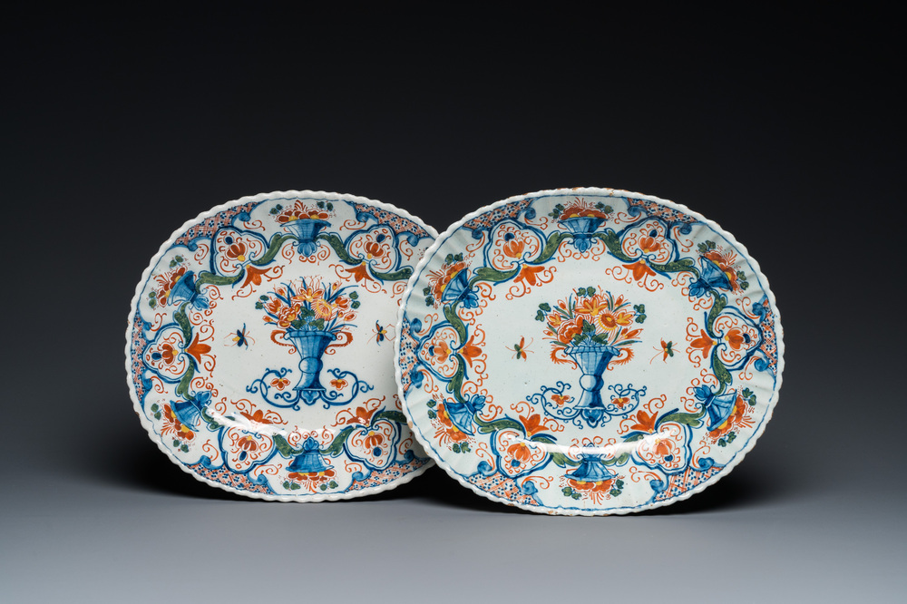 Een paar polychrome Delftse gelobde ovale schotels, 1e kwart 18e eeuw