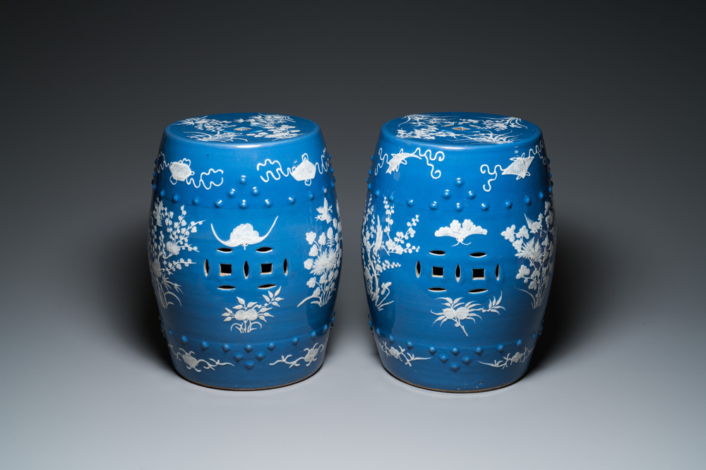 Paire de tabourets en porcelaine de Chine &agrave; d&eacute;cor en engobe blanche sur fond bleu, 19&egrave;me