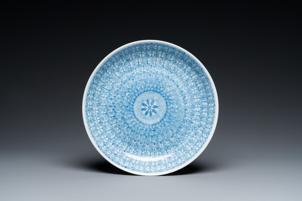 Een Chinese blauw-witte schotel met floraal decor, Guangxu merk en periode