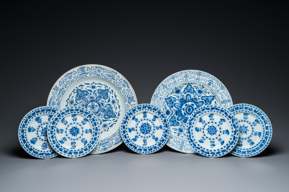 Twee Chinese blauw-witte schotels en vijf borden met floraal decor, Kangxi