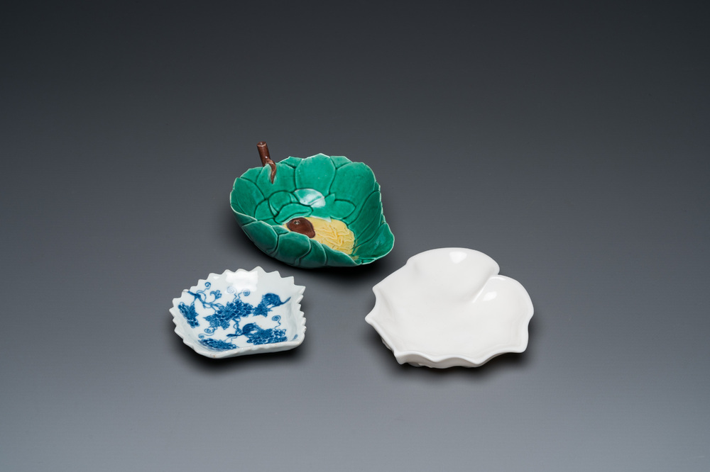 Trois lave-pinceaux en porcelaine de Chine en bleu et blanc, blanc de Chine et &agrave; &eacute;mail sancai, 18/19&egrave;me