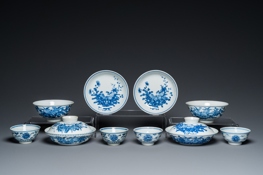 Een paar Chinese blauw-witte dekselkommen, een paar borden en zes kommen, Guangxu merk en periode