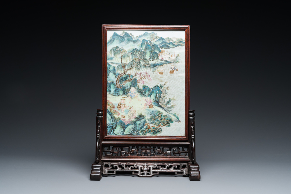 Plaque en porcelaine de Chine famille rose mont&eacute;e en &eacute;cran de table en bois, Qianlong