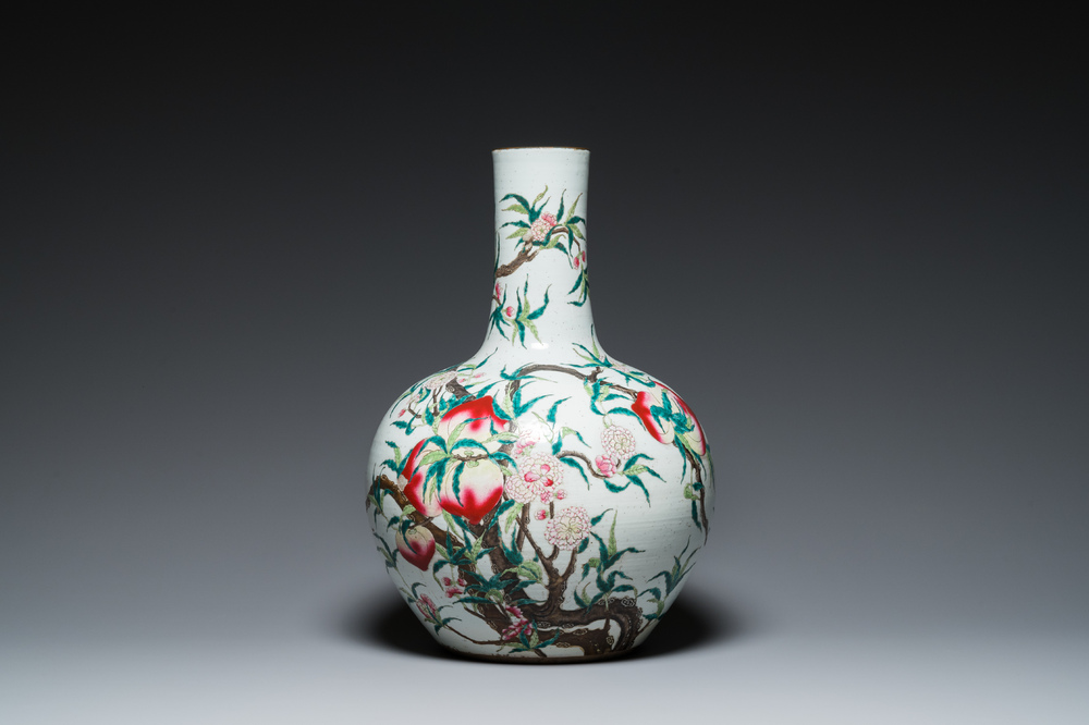 Vase de forme bouteille en porcelaine de Chine famille rose &agrave; d&eacute;cor de neuf p&ecirc;ches, marque de Qianlong, 19&egrave;me