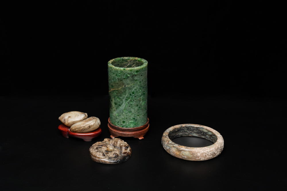 Un pot &agrave; pinceaux, un bracelet et deux sculptures en jade, Chine, 19/20&egrave;me