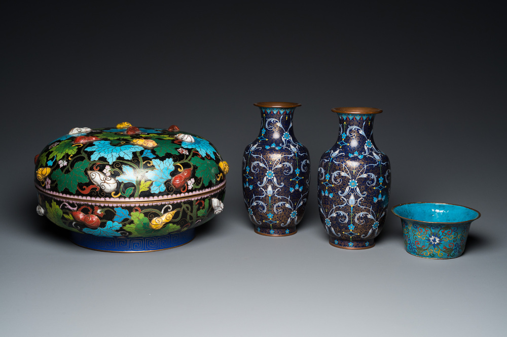 A pair of Chinese cloisonn&eacute; vases, a large covered box and a bowl, 19/20th C.