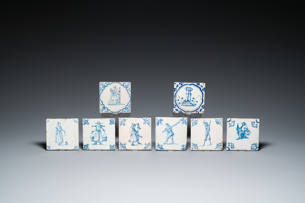 Acht blauw-witte Delftse tegels met vnl. ambachten en kinderspelen, 17e eeuw