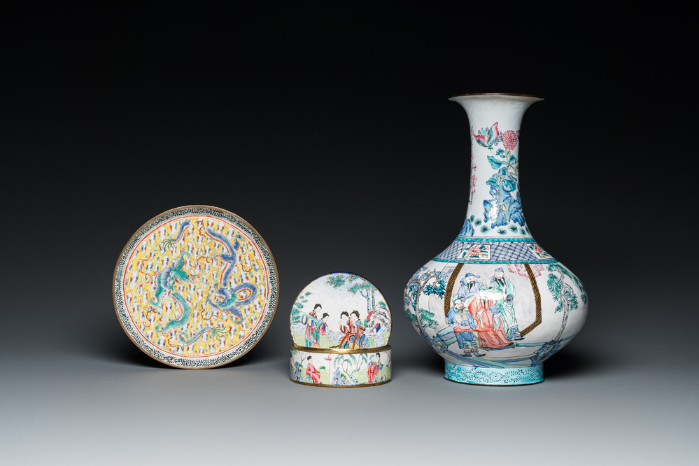 Un vase, une bo&icirc;te couverte et une coupe aux dragons en &eacute;maux de Canton, Qianlong et post&eacute;rieur