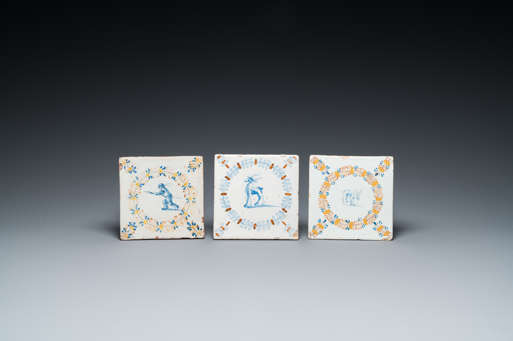 Trois carreaux en fa&iuml;ence polychrome de Delft aux m&eacute;daillons d'aigrettes, Haarlem, 17&egrave;me