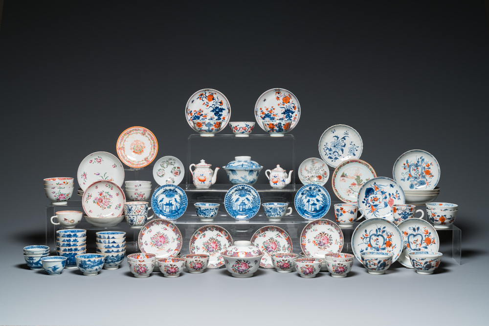 Belle collection de porcelaines de Chine, la majorit&eacute; en bleu et blanc et famille rose, Kangxi et post&eacute;rieur