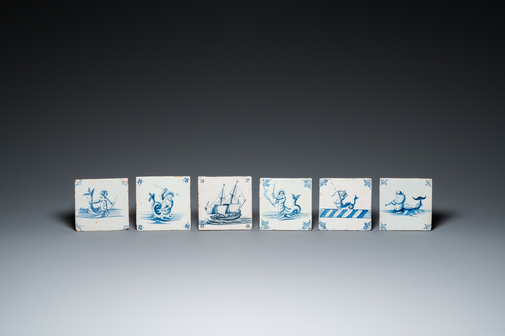 Six carreaux en fa&iuml;ence de Delft en bleu et blanc aux monstres marins et un bateau, 17&egrave;me