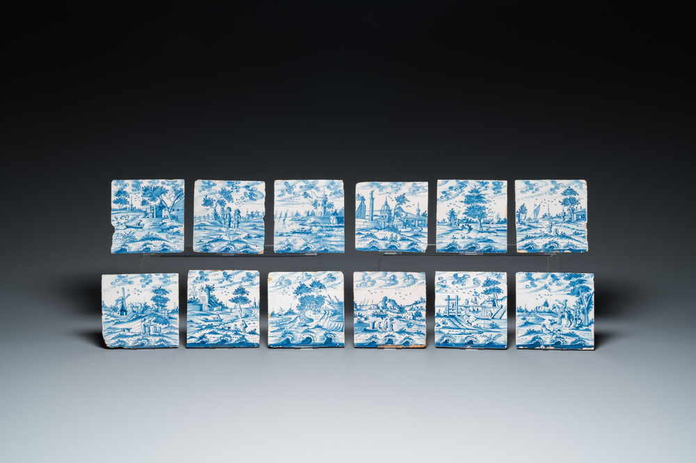 12 blauw-witte Delftse tegels met 'openlucht' landschappen, 18e eeuw
