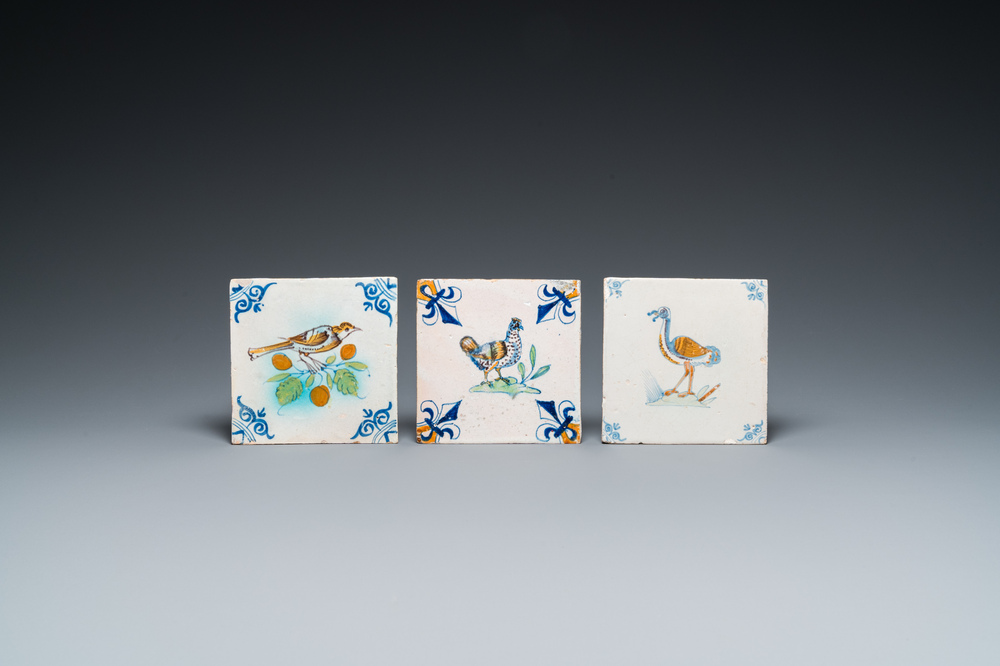 Trois carreaux en fa&iuml;ence polychrome de Delft figurant une poule, une m&eacute;sange hupp&eacute;e et une autruche, 17&egrave;me