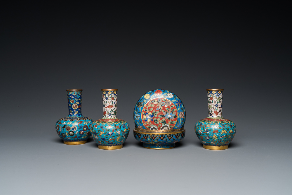 Drie Chinese cloisonn&eacute; vazen en een dekseldoos, 19/20e eeuw
