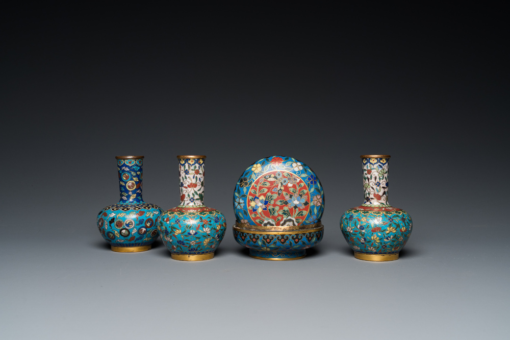 Three Chinese cloisonn&eacute; vases and a covered box, 19/20th C.