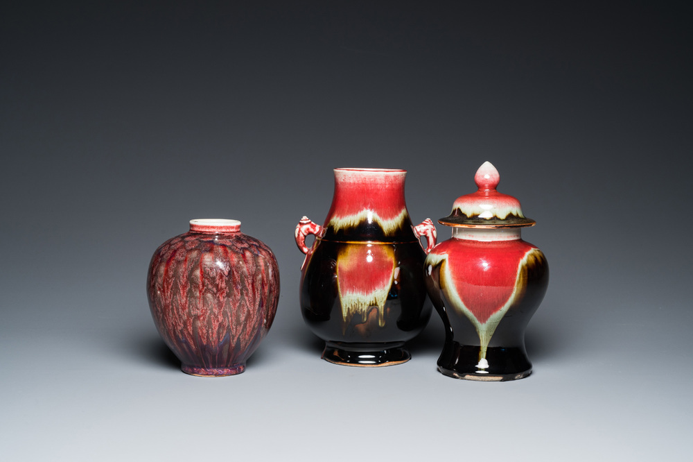 Trois vases en porcelaine de Chine &agrave; &eacute;mail flamb&eacute;, 19/20&egrave;me