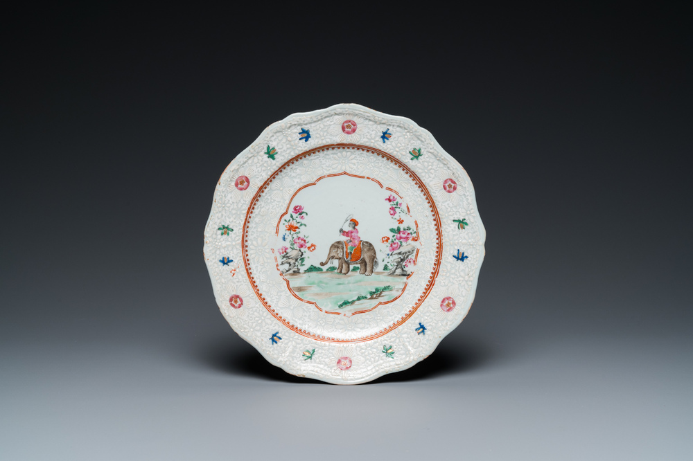 Une assiette en porcelaine de Chine famille rose &agrave; d&eacute;cor d&rsquo;un cornac sur son &eacute;l&eacute;phant, Qianlong