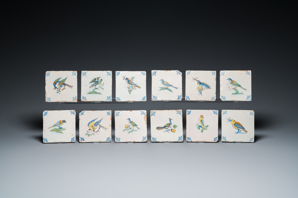 Douze carreaux en fa&iuml;ence polychrome de Delft &agrave; d&eacute;cor d'oiseaux, 17&egrave;me