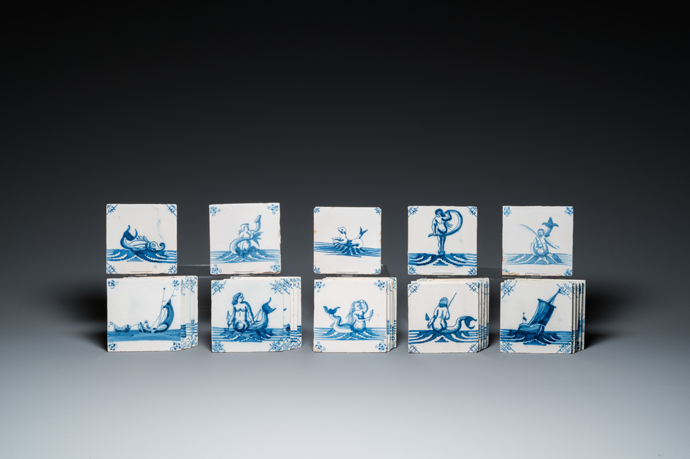 30 blauw-witte Delftse tegels met zeewezens en schepen, 18e eeuw