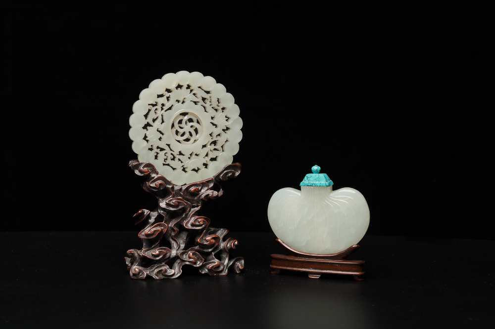 A Chinese jade snuff bottle and a reticulated medallion, Qing