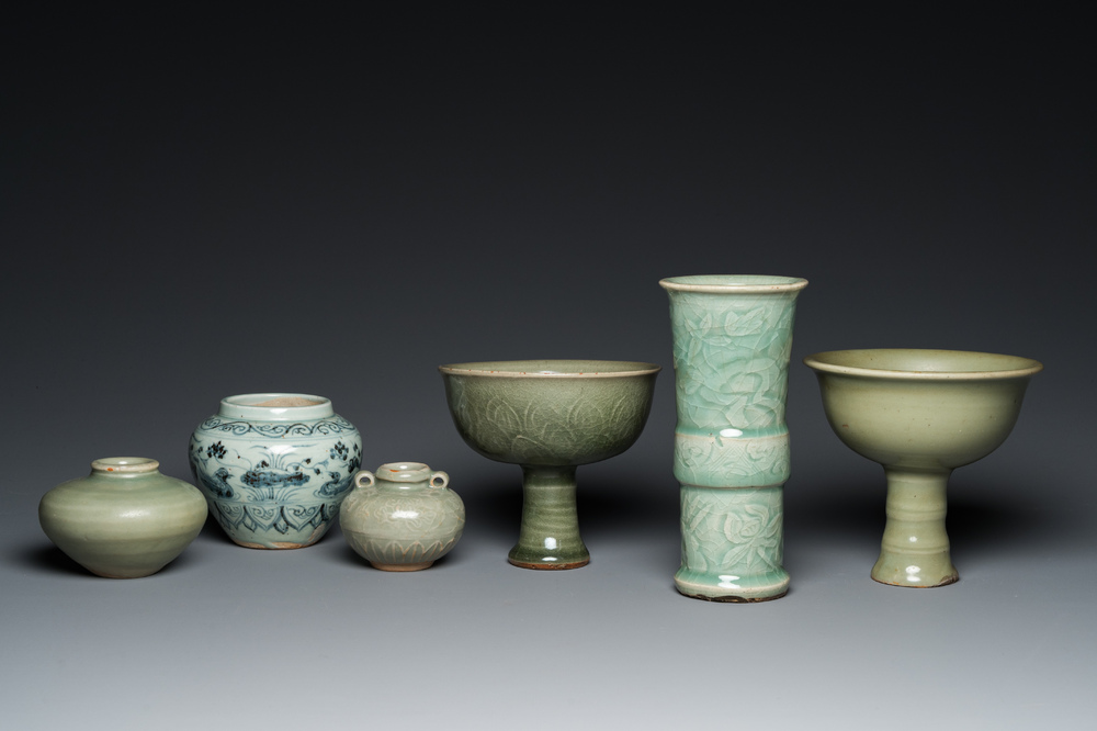 Drie Chinese celadon-geglazuurde vaasjes, twee stem cups en een blauw-wit vaasje, Ming