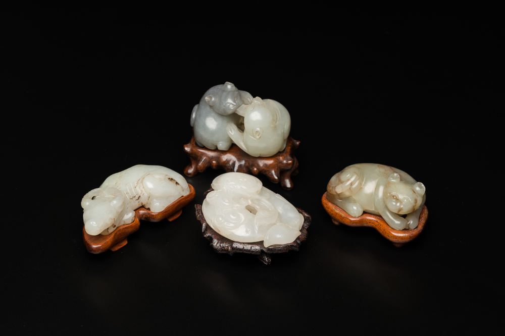 Quatre sculptures en jade figurant des chats, un buffle et une carpe, Chine, Qing