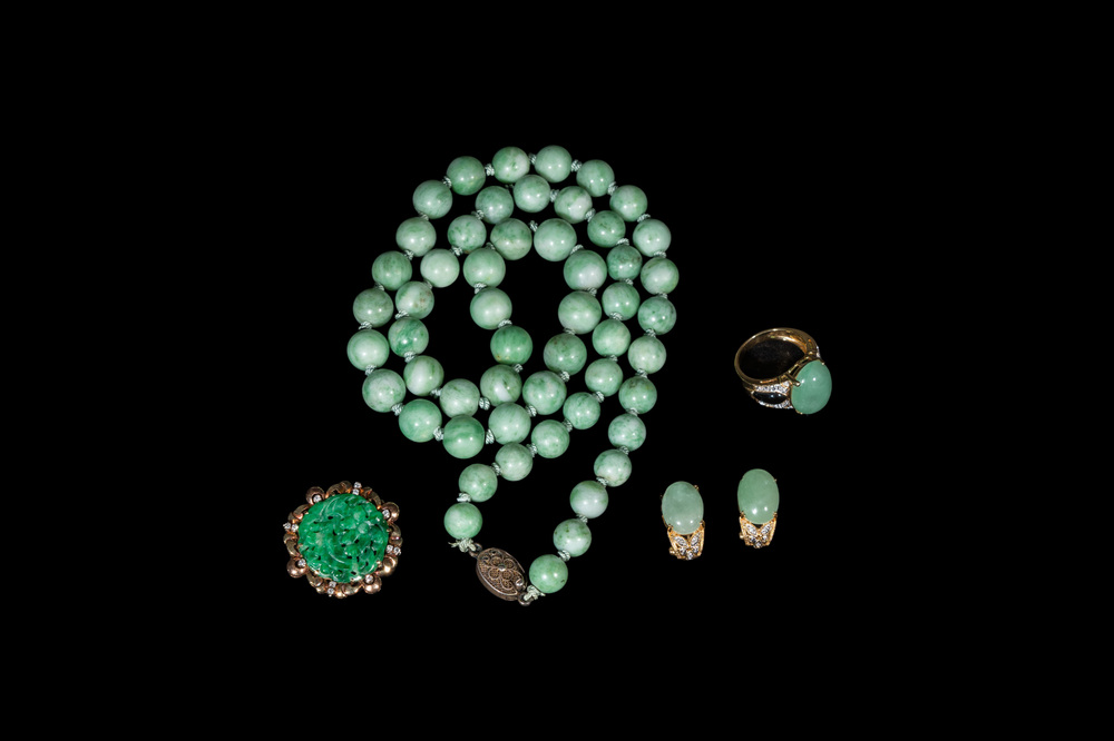 Een collectie Chinese juwelen met jade en goud, 20e eeuw