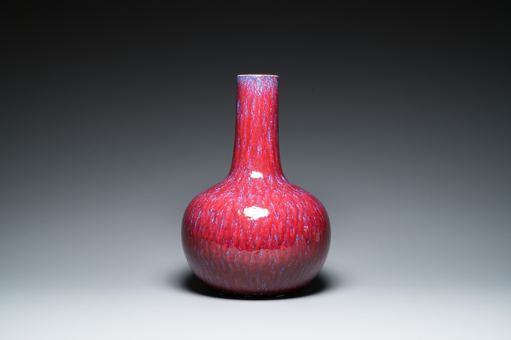 Grand vase de forme bouteille en porcelaine de Chine &agrave; &eacute;mail flamb&eacute;, 19/20&egrave;me