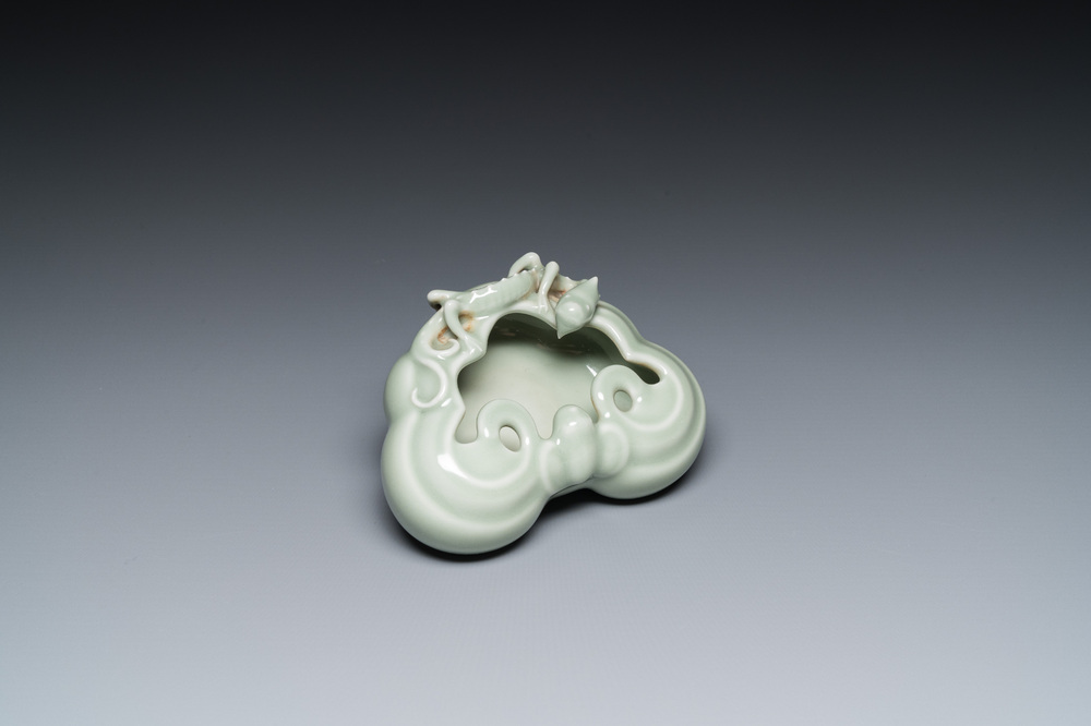 Een Chinese celadon-geglazuurde 'lingzhi' penselenwasser, Qianlong merk, 19/20e eeuw