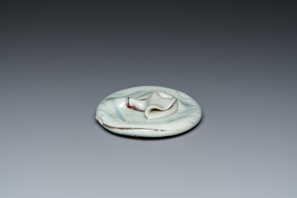 A Korean porcelain kiln waste formed from a collapsing jar, Joseon, 18/19th C.