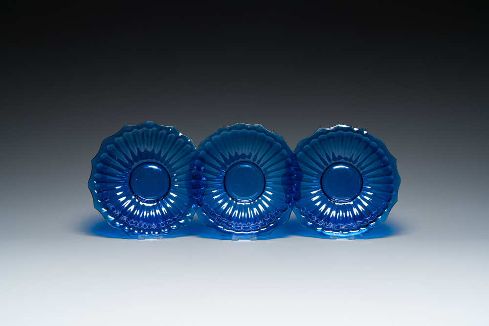 Drie Chinese borden in blauw Peking glas, 19/20e eeuw