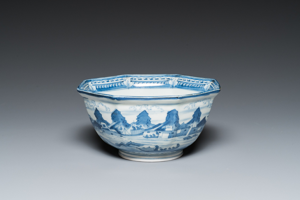 Bol de forme octogonale en porcelaine Arita de Japon en bleu et blanc d'apr&egrave;s van Frytom, Edo, 18&egrave;me