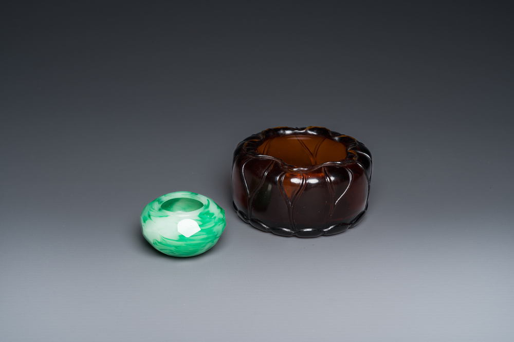 Two Chinese amber-coloured and jadeite-simulating Beijing glass brush washers, 19/20th C.