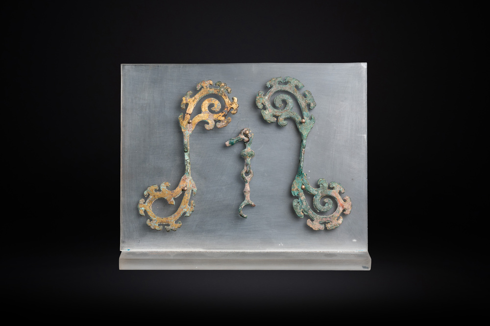 Een paar Chinese vergulde bronzen ornamenten van het hoofdstel van een paard, wellicht Han