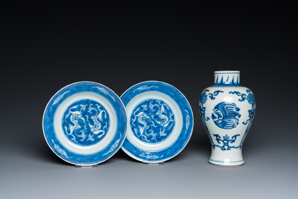 Un vase et une paire d'assiettes en porcelaine de Chine en bleu et blanc, Kangxi