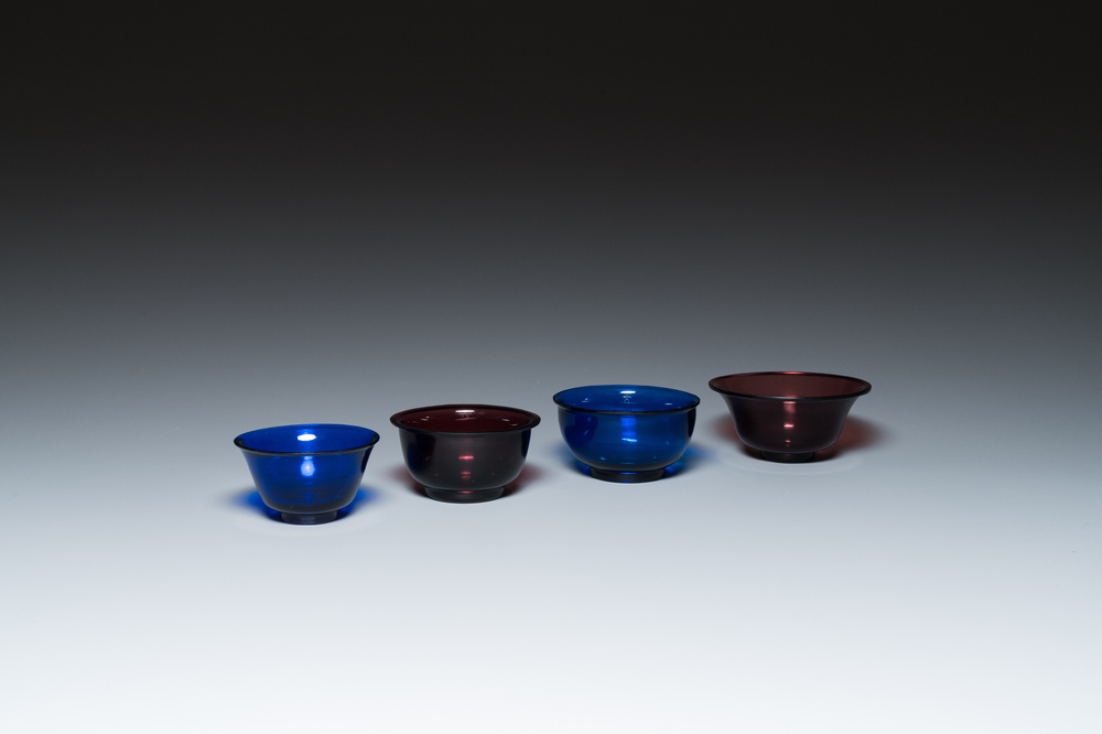 Vier Chinese kommen in blauw en aubergine Peking glas, Qing