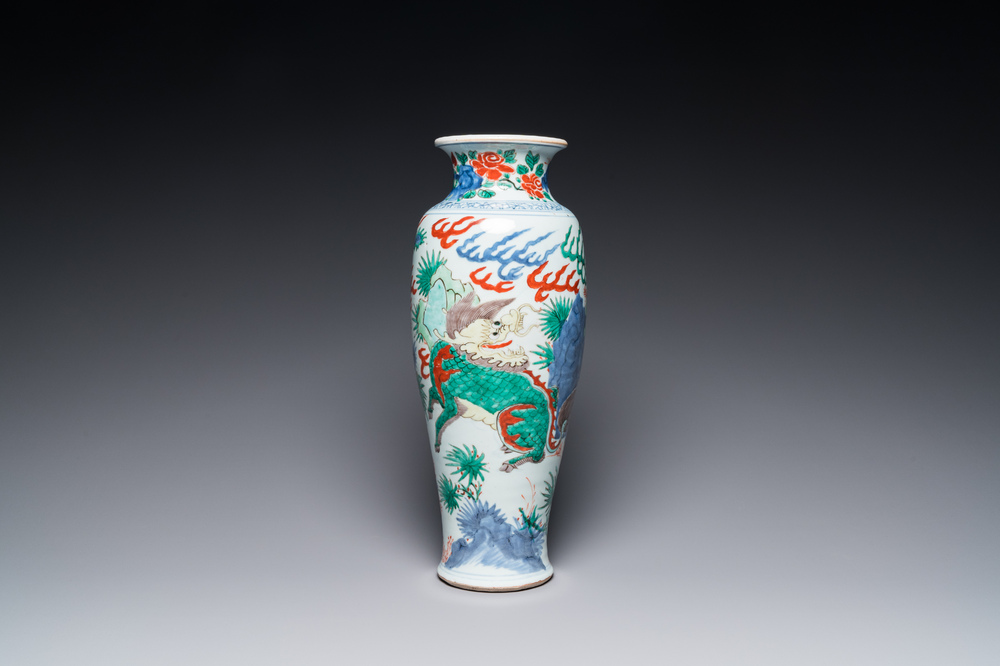 Vase en porcelaine de Chine wucai &agrave; d&eacute;cor d'un qilin et d'un ph&eacute;nix, &eacute;poque Transition