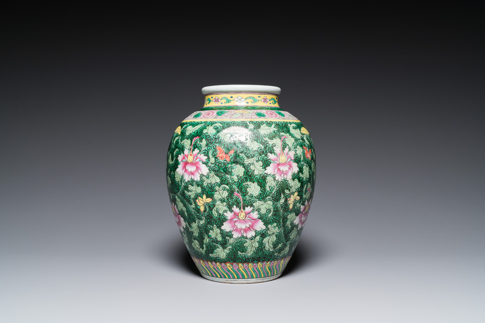 A Chinese famille rose vase with floral sprigs, 19/20th C.
