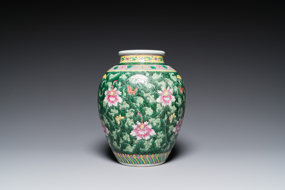 Vase en porcelaine de Chine famille rose &agrave; d&eacute;cor de rinceaux floraux, 19/20&egrave;me