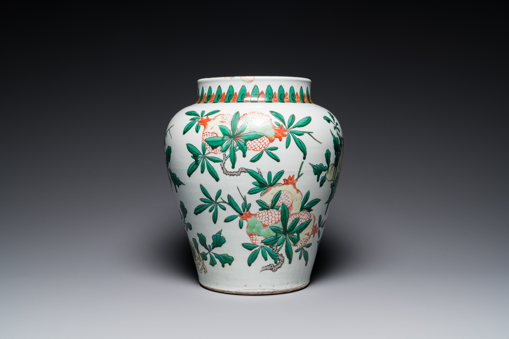 Vase en porcelaine de Chine wucai &agrave; d&eacute;cor sanduo, &eacute;poque Transition