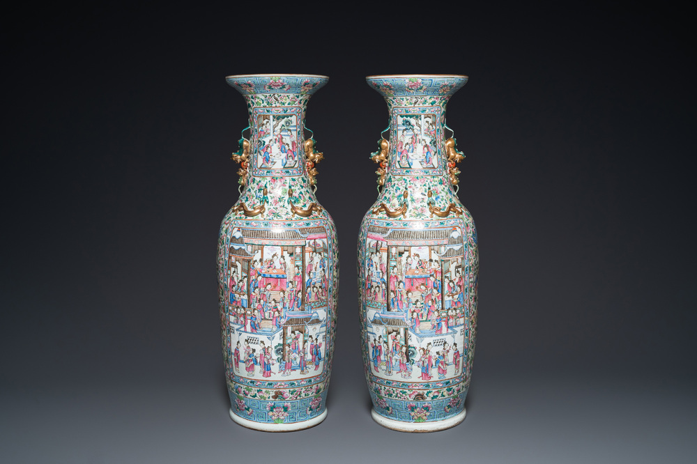 Paire de tr&egrave;s grands vases en porcelaine de Chine famille rose, 19&egrave;me