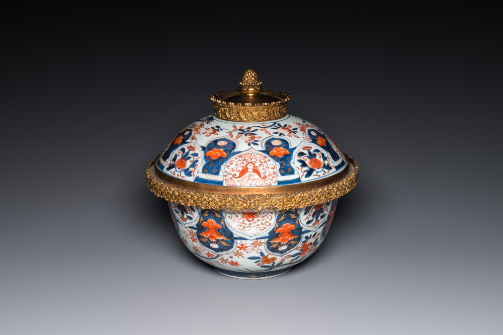 Grand bol couvert en porcelaine Imari de Japon &agrave; monture en bronze dor&eacute;, Edo, 18&egrave;me