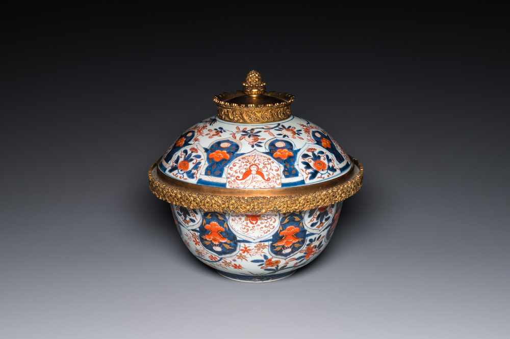 Een grote Japanse Imari dekselkom met vergulde bronzen montuur, Edo, 18e eeuw