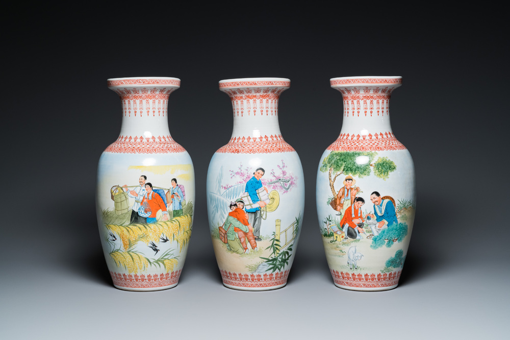 Trois vases en porcelaine de Chine &agrave; d&eacute;cor de la R&eacute;volution Culturelle, sign&eacute;s Wu Kang 吳康 et dat&eacute;s 1974