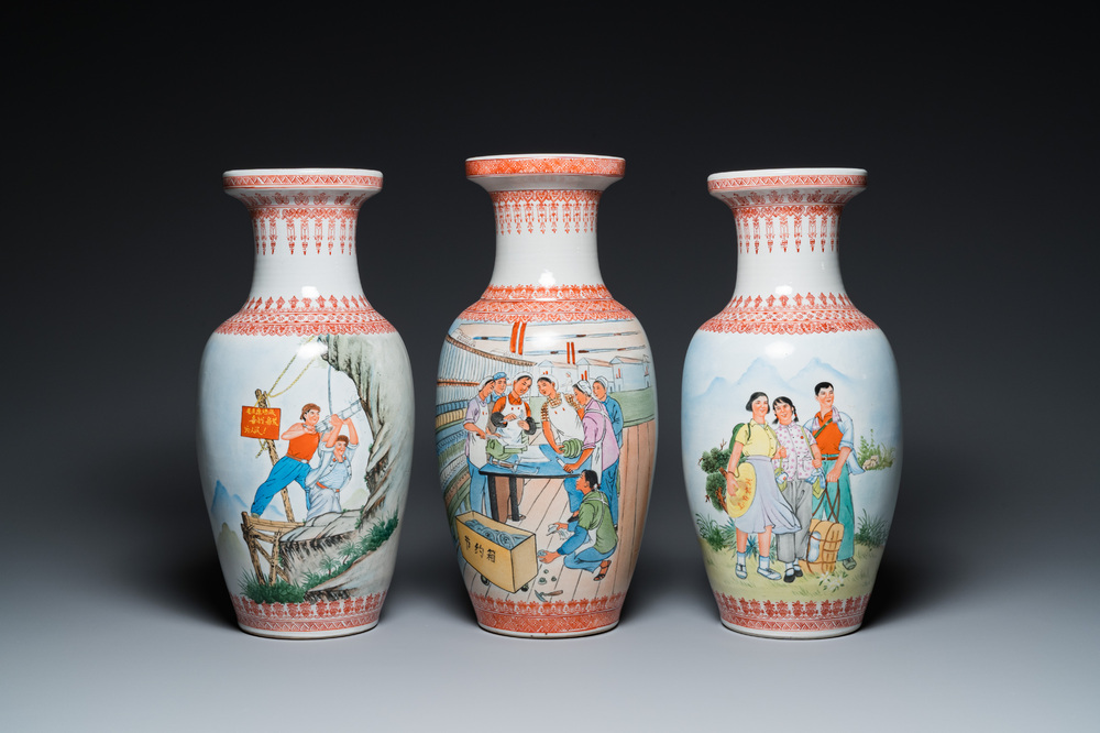 Trois vases en porcelaine de Chine &agrave; d&eacute;cor de la R&eacute;volution Culturelle, sign&eacute;s Zhang Wenchao 章文超 et dat&eacute;s 1969 et 1974