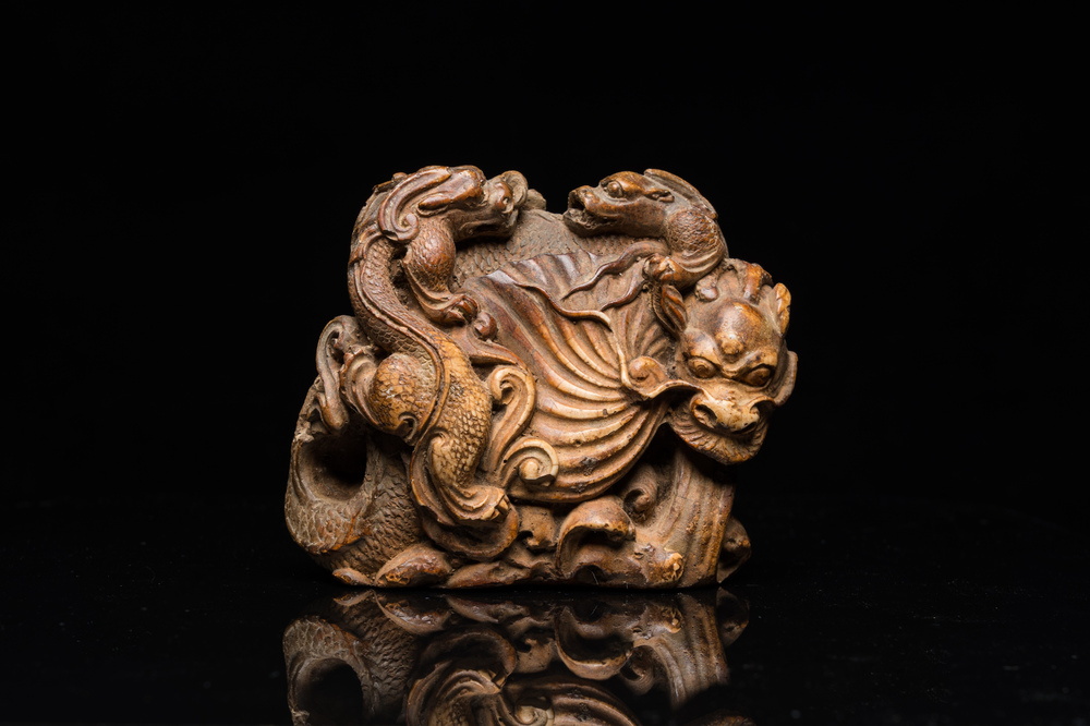 Groupe en pierre &agrave; savon figurant des dragons, Chine, 19&egrave;me