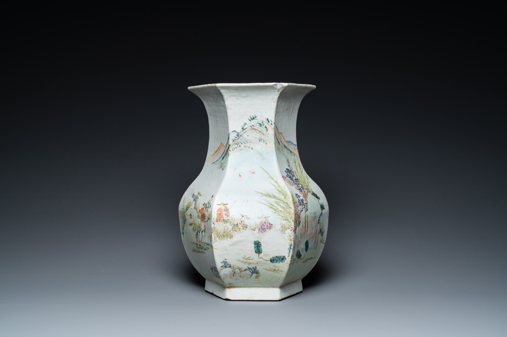 Vase de forme 'hu' hexagonale en porcelaine de Chine qianjiang cai, sign&eacute; Yi Long 義隆 et dat&eacute; 1900