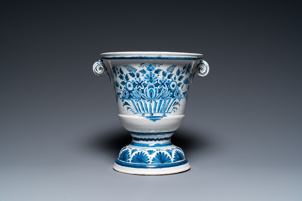 A Dutch Delft blue and white jardini&egrave;re with flowervases, 18th C.